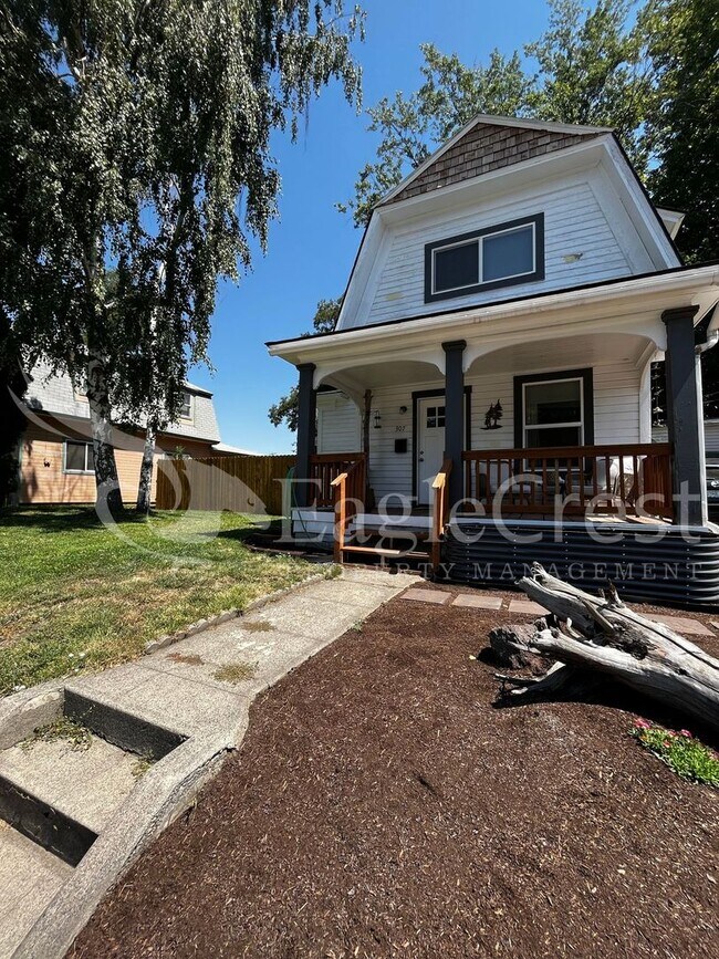 Building Photo - A Timeless & Elegant 2 Bedroom 1 Bathroom Single Family Home