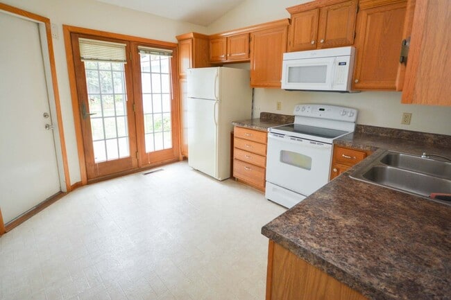Building Photo - One Level Living in this 2br Townhome!