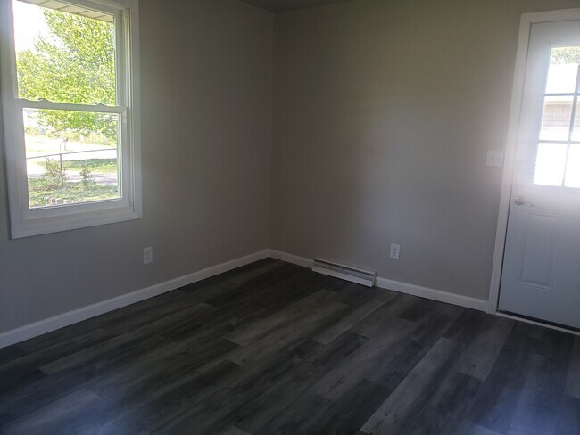 Building Photo - 4460 Fairway Dr
