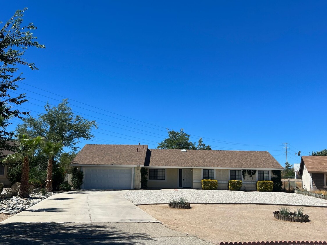 Foto principal - Centrally Located Home in Victorville