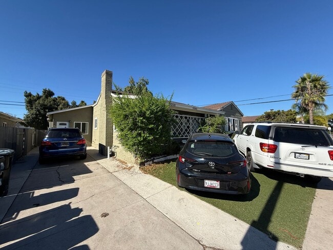 Building Photo - 7BD/4BA w/ Driveway Parking and Backyard!