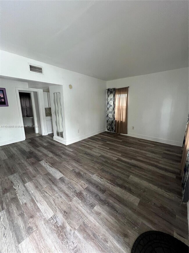 Foto del edificio - 572 NE 65th St