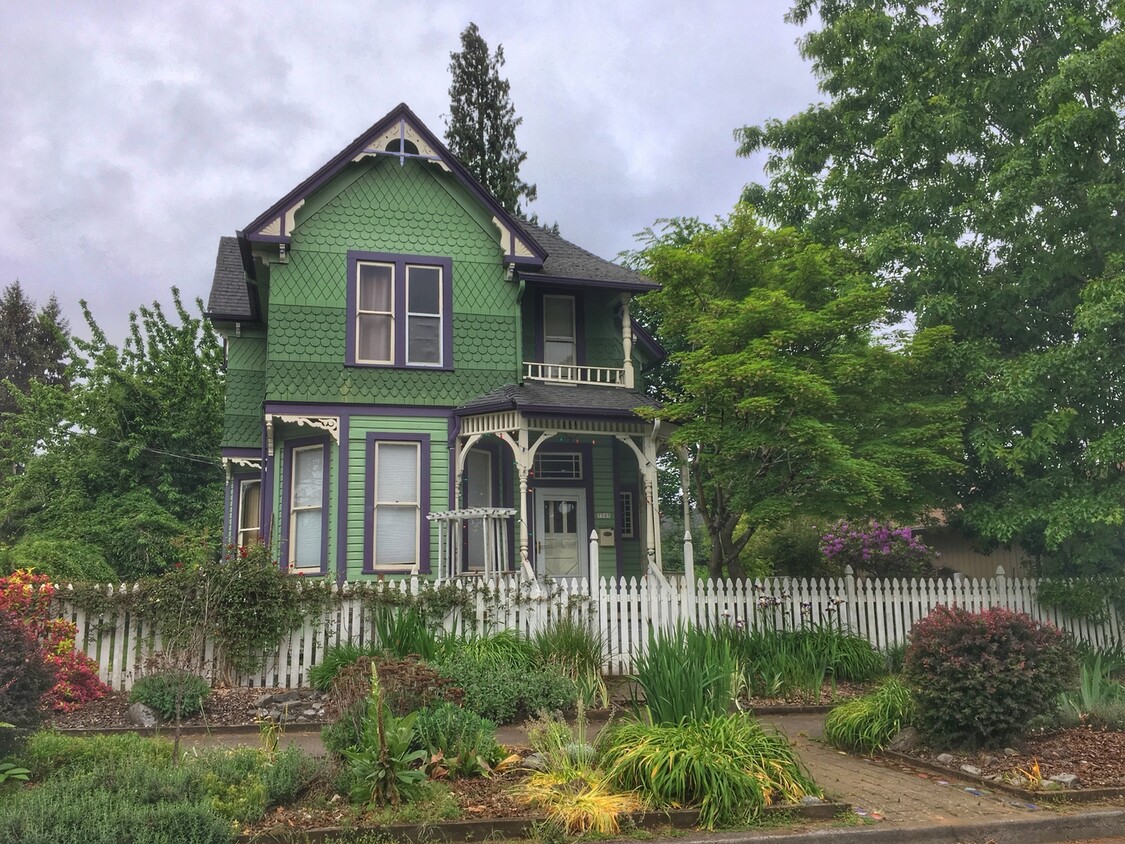 Foto principal - Stunning Victorian Home with Fenced Yard a...