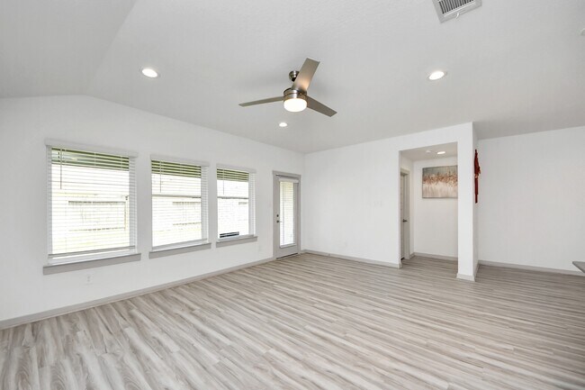 Foto del edificio - 7007 Fleetwood Crescent Wy