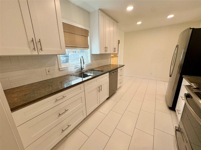 Building Photo - 1304 Hillcrest Dr