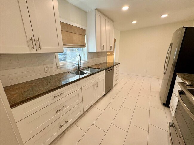 Foto del edificio - 1304 Hillcrest Dr