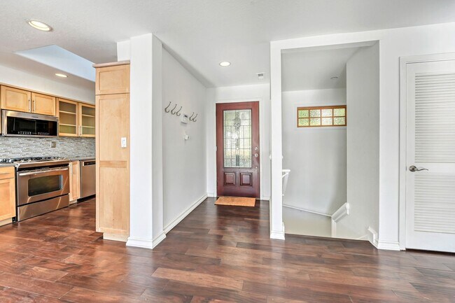 Foto del edificio - Updated Mid-Century 4BR / 2.5BA Daylight Ranch w/ Panoramic Views, Double Decks, A/C + 2-Car Garage