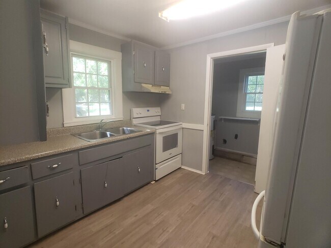 Building Photo - 605 Kingwood Dr