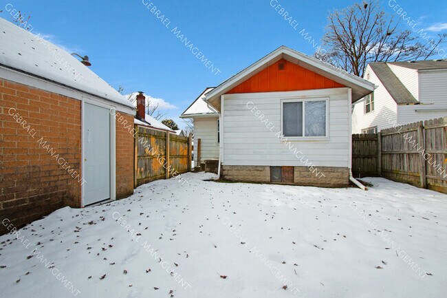 Foto del edificio - 1313 Stocker Ave