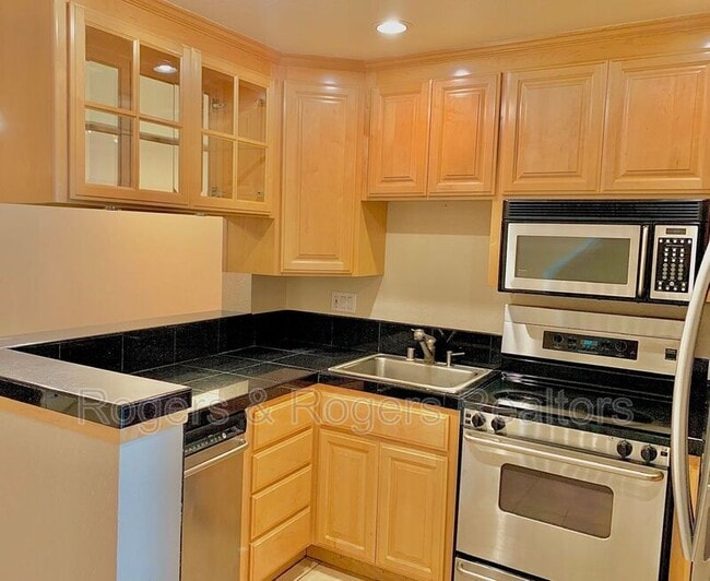 Building Photo - 988 Belmont Terrace