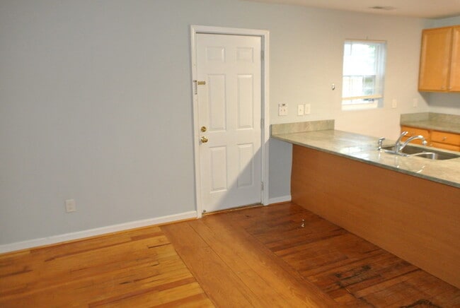 Building Photo - 4 Cark Court
