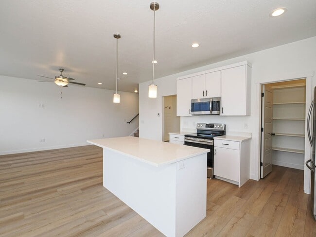 Building Photo - 4 Bedroom, 2.5 bathroom Eagle Mountain Home