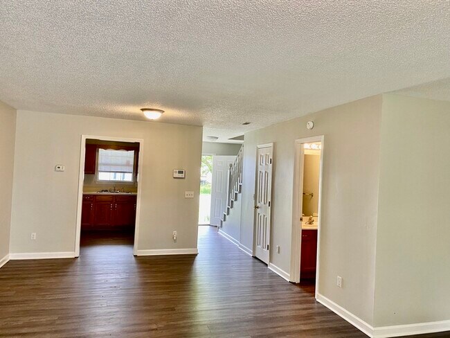 Building Photo - 2Bed/1.5Bath Townhome in East Ridge: Centr...