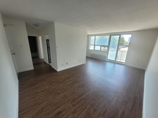 Building Photo - 6 The Donway East
