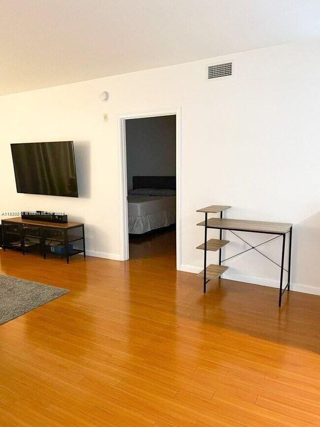 Foto del edificio - 2775 NE 187th St