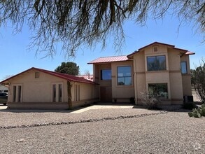 Building Photo - 2614 E Papago Trail
