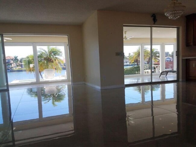 Building Photo - 2507 Bayshore Dr