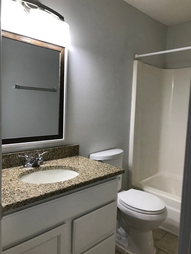 Hall Bathroom - 3318 Lakeside Pl
