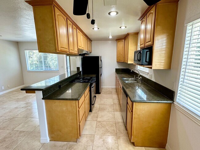 Foto del edificio - Remodeled Condo Near Transit