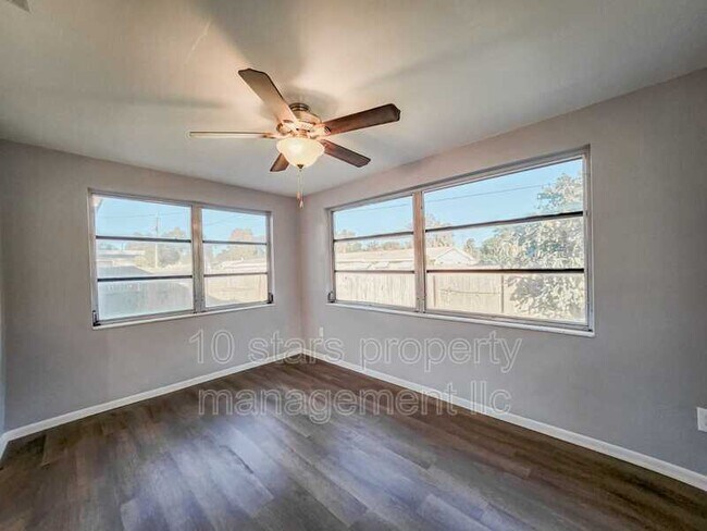 Foto del edificio - 3330 Rosefield Dr