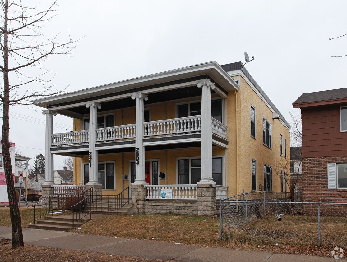 Foto principal - 2801 Bloomington Ave