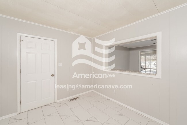 Building Photo - 304 Elm St SE