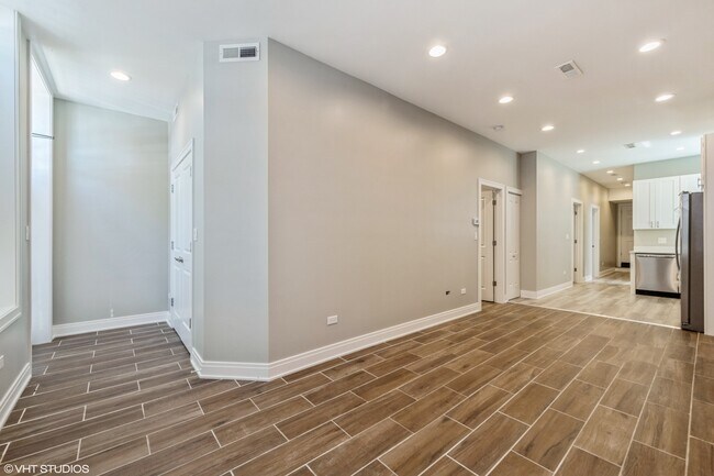 Foto del edificio - 2141 N Laramie Ave