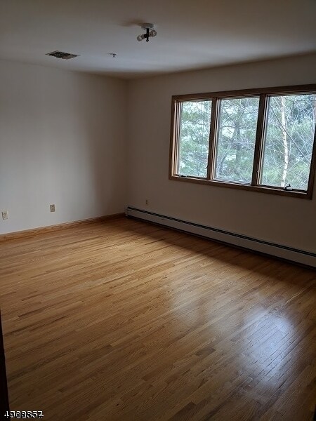Foto del edificio - 145 River Rd