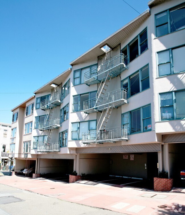 Building Photo - 2648 Gough St