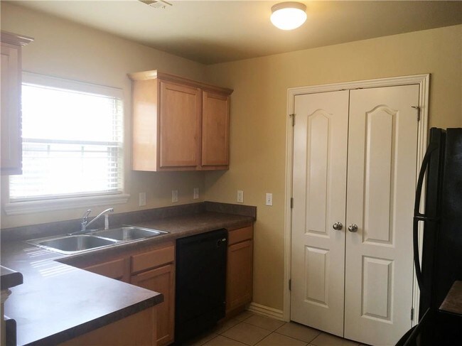 Building Photo - 927 Oak Xing