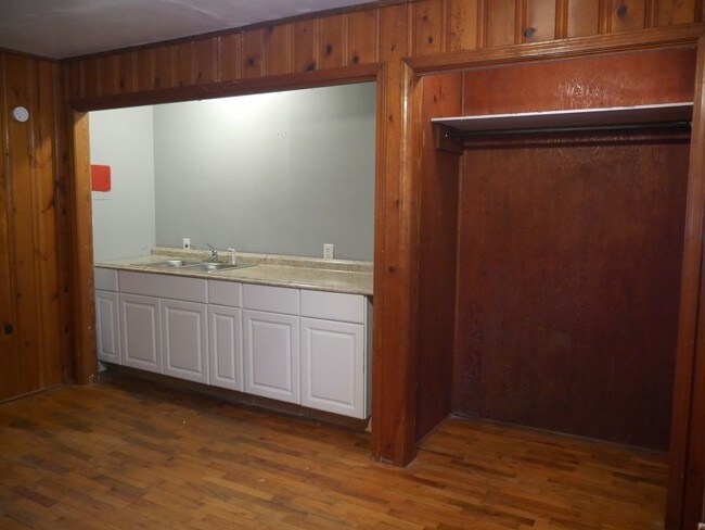 Foto del edificio - 121 Howell Rd unit B