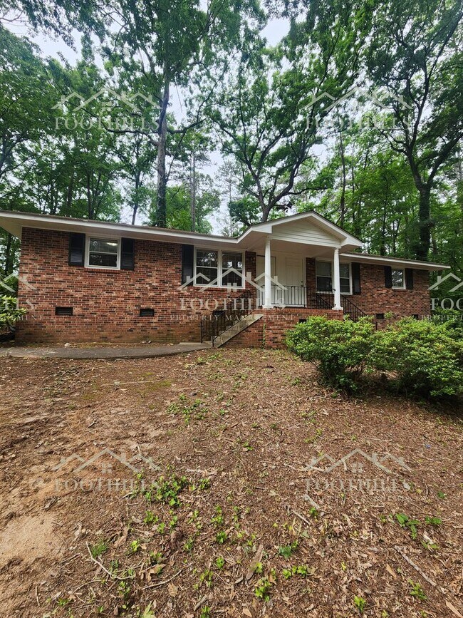 Building Photo - Charming 2-Bed Duplex with Hardwood Floors...
