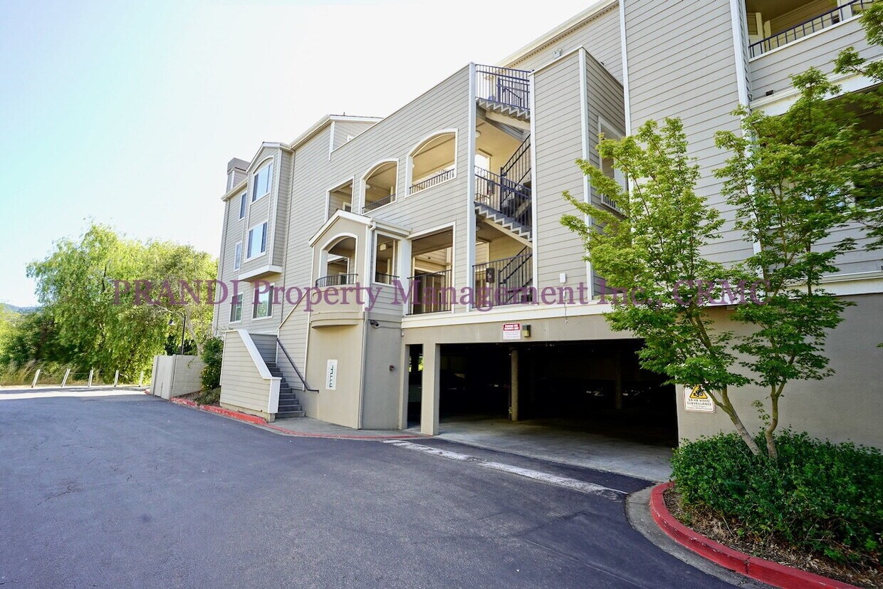 Primary Photo - Awesome 2Br/2Ba Condo with W/D and Newer F...