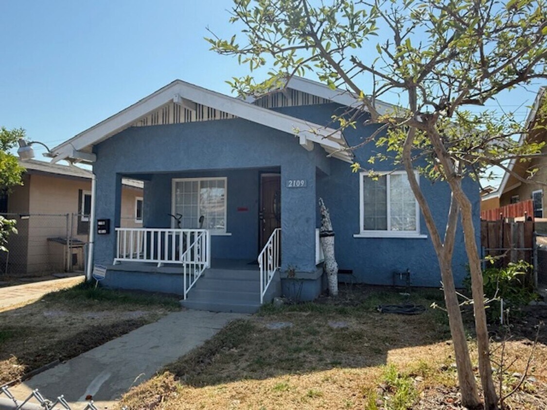 Foto principal - 3 bedroom 2 bath house in Long Beach