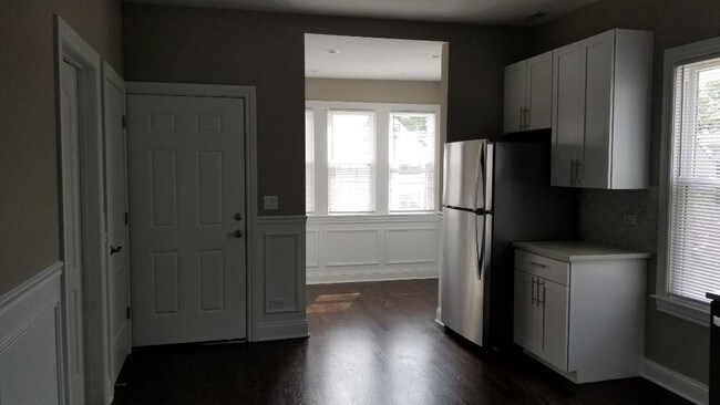 Building Photo - 2957 N Avers Ave
