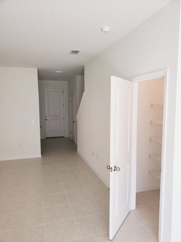 Building Photo - 729 W Oak Dr