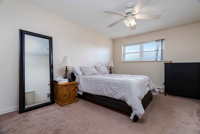 Foto del edificio - 870 E Old Willow Rd