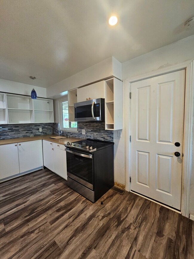 Building Photo - Charming 1-story Home with a Big Backyard ...