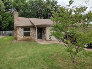 Building Photo - 902 Meadowbrook Dr