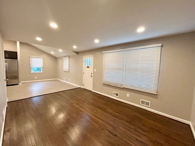 Building Photo - 54 Linwood Ave
