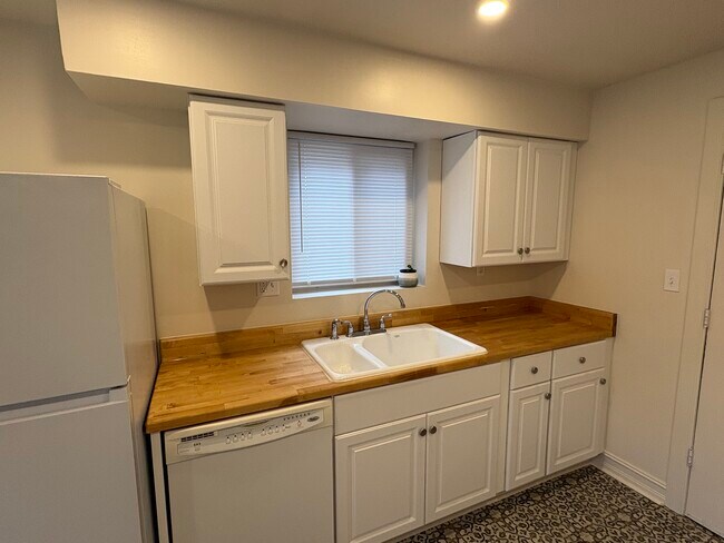 Fregadero original de hierro fundido combinado con encimeras de madera maciza. - 6035 Oakwood Ave