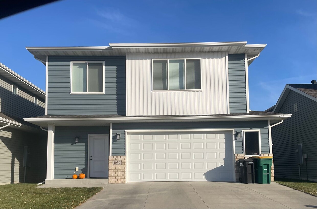 Foto principal - 4-bedroom, 3-bathroom West Fargo Single-Fa...