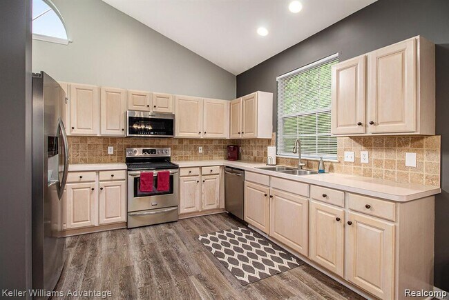Foto del edificio - 130 Lakeshore Pointe Dr