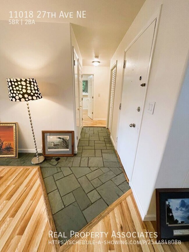 Building Photo - Spacious Remodeled Meadowbrook House  with...