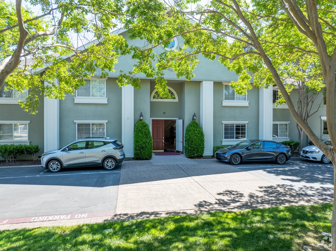 Main entrance - 20 Willow Rd
