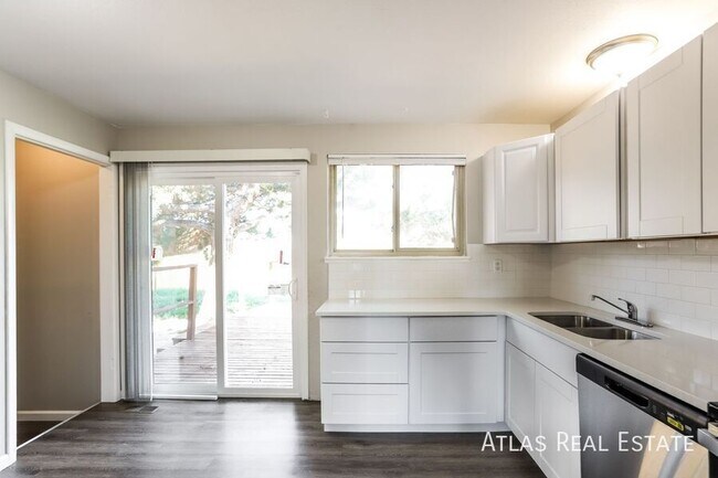 Building Photo - 14955 E Columbia Dr
