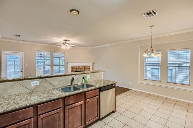 Foto del edificio - Large Home with Gorgeous Pool & Sunroom!!!