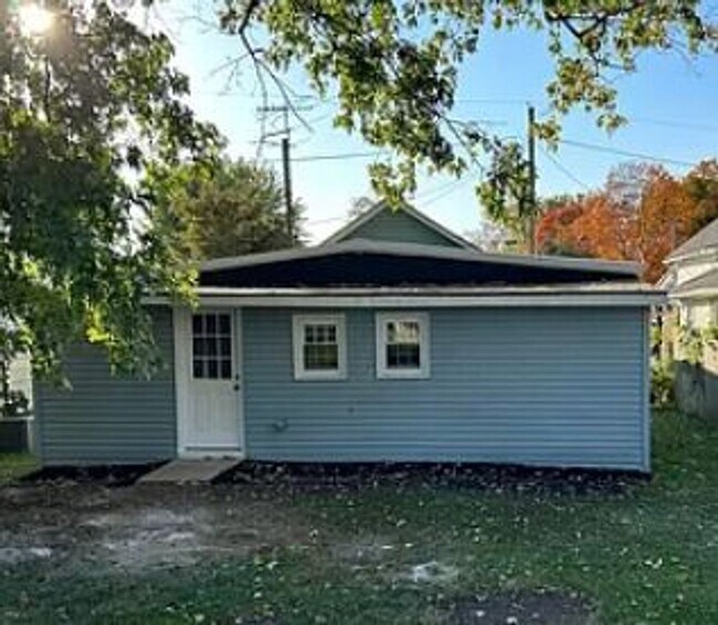 Building Photo - Super Cozy House in Utica Near Intel Site
