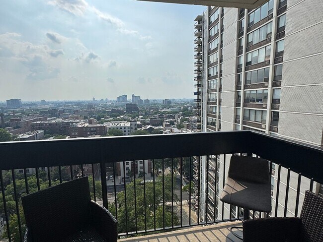 Foto del edificio - 1455 N Sandburg Terrace