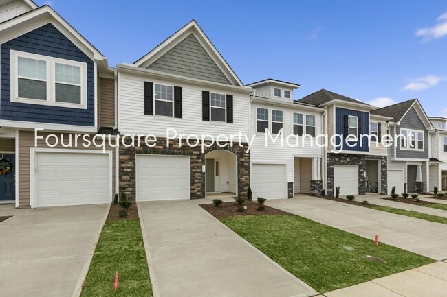 Foto del edificio - Townhome! | Back Patio with Privacy Fence|...
